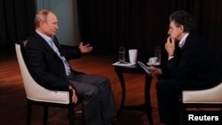 Russia's President Vladimir Putin (L) answers questions by German ARD TV reporter Hubert Seipel during an interview for the channel recorded in Vladivostok, Russia, Nov. 13, 2014.