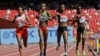 De gauche à droite, Mimi Belete du Bahreï, Genzebe Dibaba de l'Éthiopie, Mercy Cherono du Kenya, et Irene Chepet Cheptai du Kenya, disputent la première manche des 5000 m féminins aux championnats mondiaux d'athlétisme au stade Bird's Nest de Pékin, 27 ao