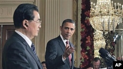 အမေရိကန်သမ္မတ ဘရက်ခ် အိုဘားမားနှင့် တရုတ်သမ္မတ ဟူကျင်တောင်းတို့ အိမ်ဖြူတော်တွင် ပူးတွဲ သတင်းစာ ရှင်းလင်းပွဲ ပြုလုပ်နေစဉ်။ ဇန်နဝါရီ ၁၉၊ ၂၀၁၁။