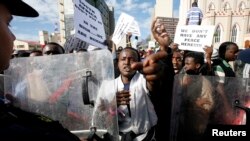 Somali nationals demonstrate outside Parliament in Cape Town against recent xenophobic attacks, (File photo).