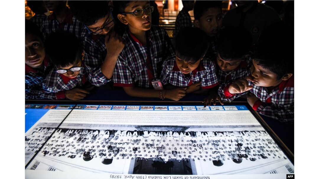Murid-murid India dari Kendriya Vidyalaya di Dwarka memperhatikan foto-foto interaktif berbagai kabinet politik yang merupakan salah satu koleksi yang dipamerkan di Museum President’s House di New Delhi, 29 Agustus 2018.