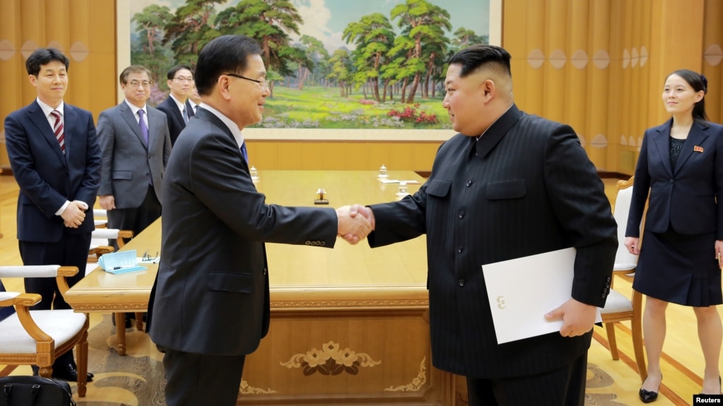 El líder norcoreano Kim Jong-un sauda al enviado surcoreano Chung Eui-yong en Pyongyang el 6 de marzo de 2018.