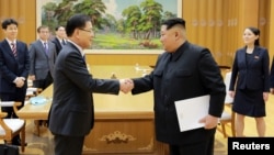 Shugaba Kim Jong-Un da wani jami'i
