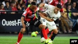 Le milieu de terrain brésilien Rony Lopez, à droite, rivalise avec le milieu de terrain sud-africain de Guingamp Lebogang Phiri lors du match de football entre Guingamp et Monaco au stade Roudourou à Guingamp, France, 21 avril 2018.