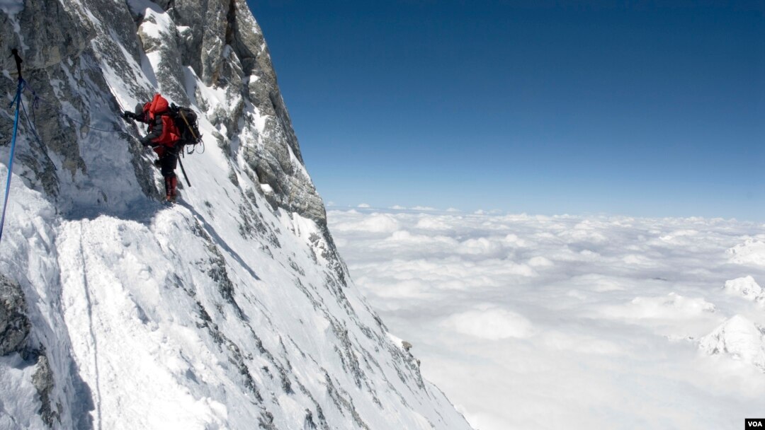 Nepal đã cấp phép cho gần 400 người leo núi Everest trong mùa năm nay, kết thúc vào cuối tháng này.