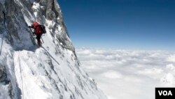 Nepal đã cấp phép cho gần 400 người leo núi Everest trong mùa năm nay, kết thúc vào cuối tháng này.