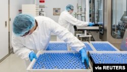Teknisi lab menyiapkan obat Remdesivir untuk mengobati COVID-19 di laboratorium Gilead Sciences di La Verne, California, 18 March 2020. (Gilead Sciences Inc/Handout)