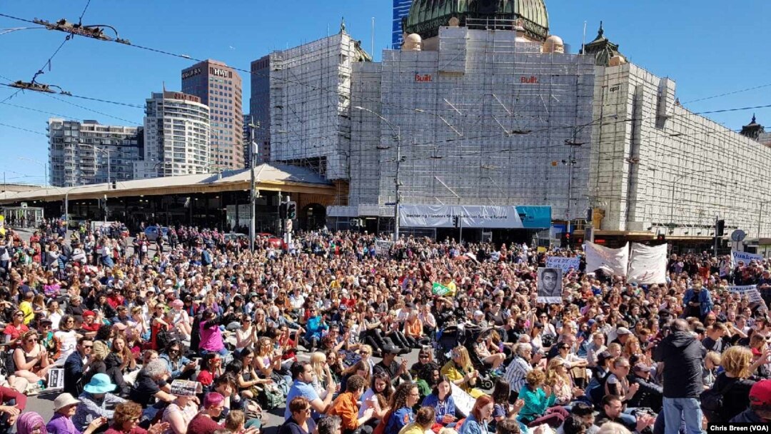 Ribuan orang berdemonstrasi untuk mendukung 600 migran di Pulau Manus, Papua Nugini, dalam aksi protes di Melbourne hari Sabtu (4/11).