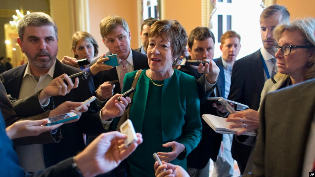 Thượng nghị sĩ Cộng hòa Susan Collins nói chuyện với các phóng viên báo chí (11/10/2013)