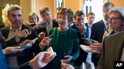 Senator dari Partai Republik, Susan Collins, berbicara pada wartawan saat tiba di Gedung Capitol Hill di Washington, menyusul pembicaraan dengan Presiden Barack Obama. (AP/ Evan Vucci)