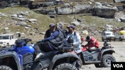 People sit on their all terrain vehicles at Rohtang Pass, India, Sept. 20, 2013. (Anjana Pasricha for VOA) 