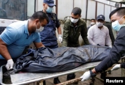 Staff members from the morgue carry the body of a victim of the Tara Air passenger plane, that crashed with 22 people on board while on its way to Jomsom, at the morgue in Kathmandu, Nepal May 31, 2022. REUTERS/Navesh Chitrakar