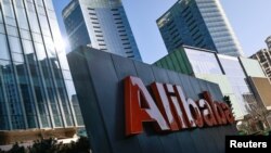 Logo Alibaba Group terlihat di kantornya di Beijing, China, 5 Januari 2021. (Foto: REUTERS/Thomas Peter)