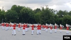 지난 31일 워싱턴 D.C.의 링컨기념관 앞에서 미 해병대(USMC)의장대의 사열행사가 열리고 있다.