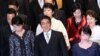 Perdana Menteri Jepang Shinzo Abe bersama para perempuan yang menjadi menteri:&nbsp;Menteri Perdagangan Yuko Obuchi (kiri bawah), Menteri Dalam Negeri Sanae Takaichi (kanan bawah), Menteri Pemberdayaan Perempuan Haruko Arimura (di belakang Abe), Menteri Urusan Warga Jepang yang Ditahan Korea Utara Eriko Yamatani, (atas, kedua dari kanan), dan Menteri Kehakiman Midori Matsushima. (AP/Eugene Hoshiko)