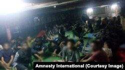 Des migrants et réfugiés refusent de débarquer d’un bateau, dans le port de Misrata (ouest), Libye, 16 novembre 2018. (Amnesty International)
