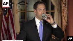 Marco Rubio ya ha alcanzado la botella de agua, interrumpiendo su discurso. (Imagen tomada de la televisión).