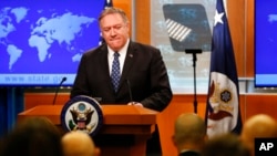 2020年1月7日，美国国务卿蓬佩奥在首都华盛顿国务院的记者会上正在听取有关伊朗问题的提问。