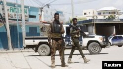 PHOTO D'ARCHIVES - Des policiers montent la garde près de l'hôtel Hayat, théâtre d'une attaque de militants du groupe al Shabaab lié à Al-Qaïda, à Mogadiscio, en Somalie, le 21 août 2022. 