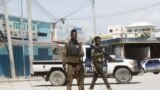 Polisi mengamankan lokasi pasca serangan militan al-Shabab di Mogadishu, Somalia (foto: dok). 