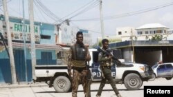 Police officers stand guard near Hayat Hotel, the scene of an al Qaeda-linked al Shabaab group militant attack, in Mogadishu, Somalia August 21, 2022. 