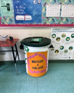 Tempat sampah yang dilukis oleh siswa untuk penggalangan dana Genshu Price, Bottles4College, ditempatkan di kantor di S.W. Sekolah Menengah Raja di Kāne'ohe, Hawaii, 10 Oktober 2020. (Foto: AFP/Maria Price)