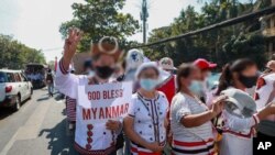 Demonstran dengan pakaian etnis Chin memamerkan simbol perlawanan tiga jari selama protes terhadap kudeta militer baru-baru ini di Yangon, Myanmar, Kamis, 11 Februari 2021. (Foto: AP)