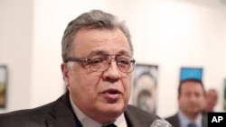 Anbasadè Larisi a nan Tirki, Andrei Karlov, avan atak la nan jounen lendi 19 desanm 2016 la nan kapitali Tirk la, Ankara. Anabasadè Karlov pedi lavi li apre yon endividi ame te tire souli pandan li tap patisipe nan yon ekspozisyon foto.