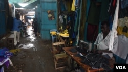 A tailor works in the bustling Konyo Konyo market in Juba, South Sudan, on April 15, 2016. (J. Patinkin/VOA)