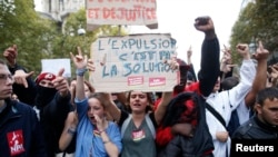 Học sinh Pháp biểu tình phản đối vụ trục xuất nữ sinh người Leonarda Dibrani, 15 tuổi, người Kosovo và Khatchik Kachatyan, một học sinh người Arnemia, 17/10/13 