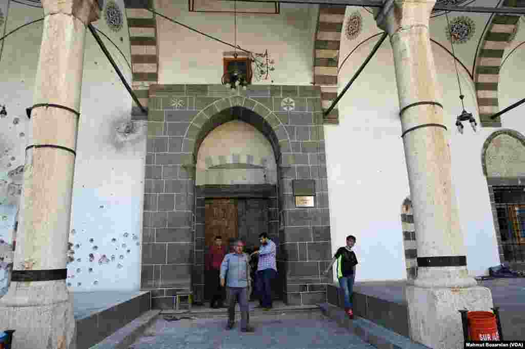 Sur ilçesindeki 500 yıllık Kurşunlu Camii dünkü saldırılarda yakıldı. Büyükşehir Belediyesi İtfaiye Müdürlüğü güvenlik gerekçesiyle yangına müdahale etmelerine izin verilmediğini söyledi. Önceki gün görgü tanıklarının telefonla aktardıklarına göre, bölgedeki tarihi bir hamam da yandı. Daha önce de 515 yıllık Dört Ayaklı Minare kurşunlara hedef olmuştu.