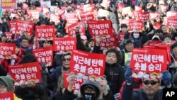 Para demonstran dalam aksi yang menyerukan pemakzulan Presiden Park Geun-hye. dekat Mahkamah Konstitusi di Seoul (10/3). (AP/Lee Jin-man)