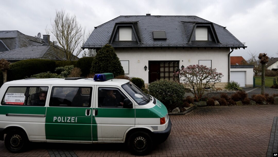 Sebuah kendaraan polisi diparkir di depan kediaman keluarga Andreas Lubtiz di Montabaur, Jerman (26/3).