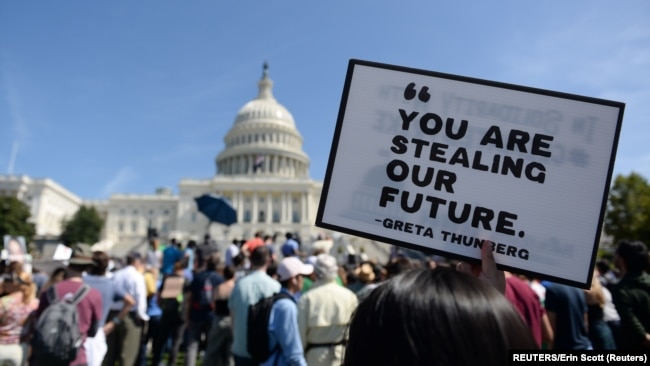 抗议者在美国国会大厦示威，要求华盛顿采取行动应对气候变化。(2019年9月20日)