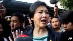 លោកស្រី​ Yingluck Shinawatra ចាកចេញ​ពី​ស្ថានីយ​បោះឆ្នោត​មួយ​ បន្ទាប់​ពី​គូស​សន្លឹក​ឆ្នោត​របស់​លោកស្រី​ នៅ​ក្នុង​ក្រុង​បាងកក ប្រទេស​ថៃ កាលពី​ថ្ងៃទី២ ខែកុម្ភៈ ឆ្នាំ២០១៤។