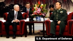 2007年11月5日前中央军委副主席、前政治局委员郭伯雄（右）在北京和美国国防部长罗伯特·盖茨（左）会见（美国国防部照片）