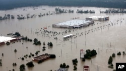 风暴带来的洪水包围了德州的汉博尔的企业（2017年8月29日）