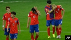 22일, 알제리와의 경기에서 패한 한국 선수들이 침통한 표정으로 경기장을 나오고 있다. 