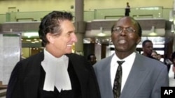 Léon Mugesera (r), considered to be one of the instigators of the 1994 Rwandan genocide, with his lawyer (file photo).