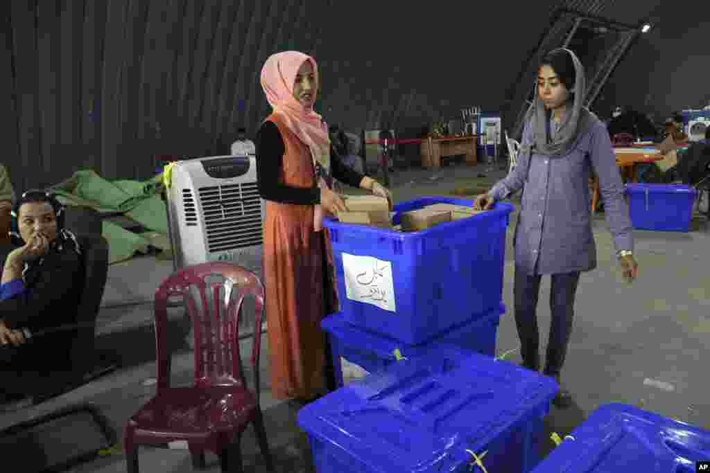 کمتر از دو هفته تا انتخابات ریاست جمهوری افغانستان مانده و تدارکات کمیسیون انتخاباتی شدت یافته است. حدود ۱۰۰ هزار نفر امنیت این انتخابات را برعهده دارند. 