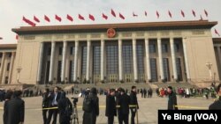 北京人民大会堂举行两会期间，修宪议题受到各方强烈关注。中国当局对网上不同意见实行严密管控，但官方称取消宪法规定的国家领导人任期限制获得了一致拥护。（美国之音叶兵拍摄）
