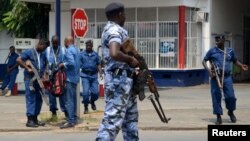 Un policier burundais sur la scène d'une attaque à la grenade à Bujumbura, le 15 février 2016. (REUTERS/Evrard Ngendakumana)