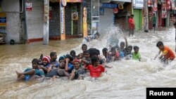 سری لنکا کے کئی علاقوں میں بارشوں کے بعد سڑکوں پر سیلاب کی صورتحال پیدا ہو گئی ہے۔ 17 مئی