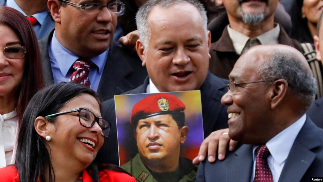 Presiden Dewan Konstituante Venezuela Delcy Rodriguez (kiri) berbincang dengan Wakil Presiden Pertama Dewan Aristobulo Isturiz (kanan) dan anggota Dewan Diosdado Cabello saat menghadiri sidang pertama Dewan Konstituen. (Foto:file)