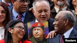 Presiden Dewan Konstituante Venezuela Delcy Rodriguez (kiri) berbincang dengan Wakil Presiden Pertama Dewan Aristobulo Isturiz (kanan) dan anggota Dewan Diosdado Cabello saat menghadiri sidang pertama Dewan Konstituen. (Foto:file)