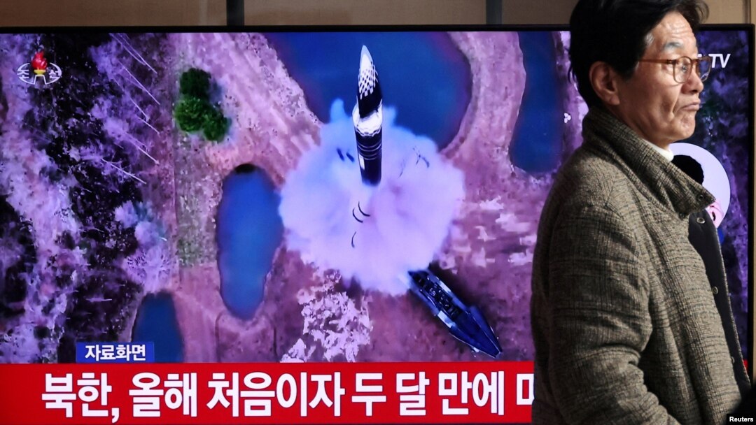 Un hombre pasa frente a un televisor que transmite un informe de noticias sobre Corea del Norte disparando un misil balístico al mar frente a su costa este, en Seúl, Corea del Sur, el 6 de enero de 2025. REUTERS