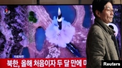 Un hombre pasa frente a un televisor que transmite un informe de noticias sobre Corea del Norte disparando un misil balístico al mar frente a su costa este, en Seúl, Corea del Sur, el 6 de enero de 2025. REUTERS