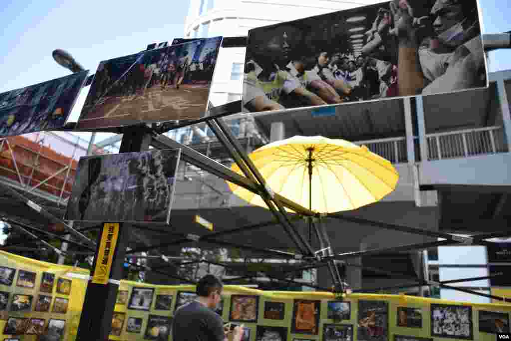 有團體在金鐘舉辦「毋忘初衷、有種責任，雨傘革命六月祭初心回顧相片展」。（美國之音湯惠芸拍攝）