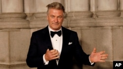 El actor Alec Baldwin durante la conmemoración de la gala de otoño del 25 aniversario de la Fundación Elton John contra el SIDA en la Catedral de San Juan el Divino en la ciudad de Nueva York, EE. UU., en noviembre de 2017. [Foto de archivo].