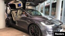 Un Tesla Modelo X en exhibición en la tienda de Telsa Inc en Frankfurt, Alemania, el 28 de septiembre de 2018.